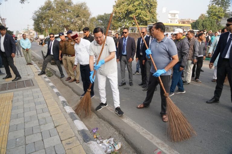 मुख्यमंत्री पुष्कर सिंह धामी ने राज्य स्थापना दिवस के पूर्व दिवस पर रेसकोर्स में स्वच्छता कार्यक्रम में प्रतिभाग किया………