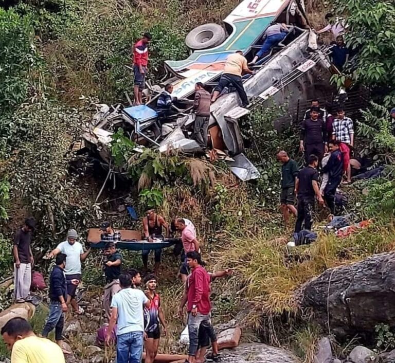 मरचूला के पास खायी में गिरी बस, 35 से ज़्यादा लोगो कि दर्दनाक मौत ख़बर …………