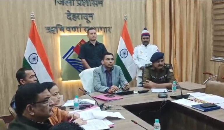 बढ़ते सड़क एक्सीडेंट के मामलों को लेकर सड़क सुरक्षा समिति की बैठक, डीएम ने दिए कई निर्देश……….