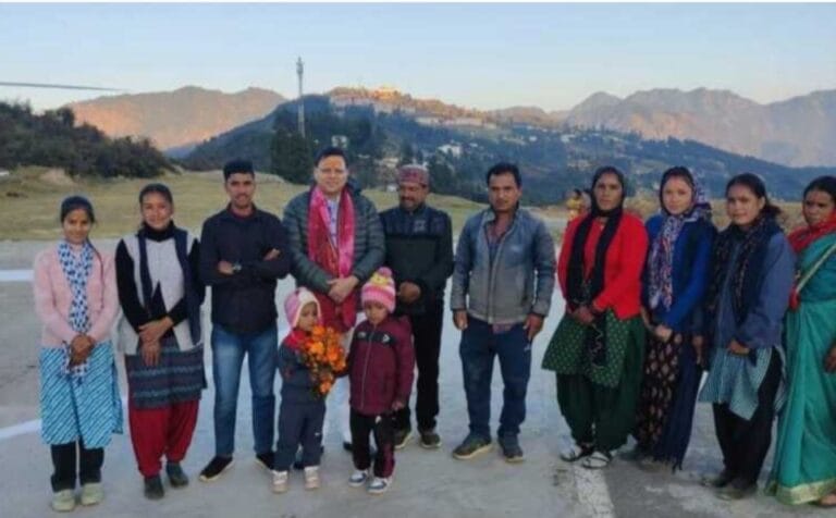 बिना प्रोटोकॉल – बिना सुरक्षा के गैरसैण पहुंचे मुख्यमंत्री धामी, करेंगे रात्रि प्रवास…………