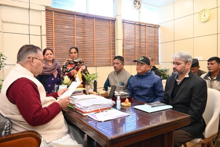 कैंप कार्यालय में विभिन्न क्षेत्रों से पहुंचे लोगों जन समस्या को सुनते कैबिनेट मंत्री गणेश जोशी…………