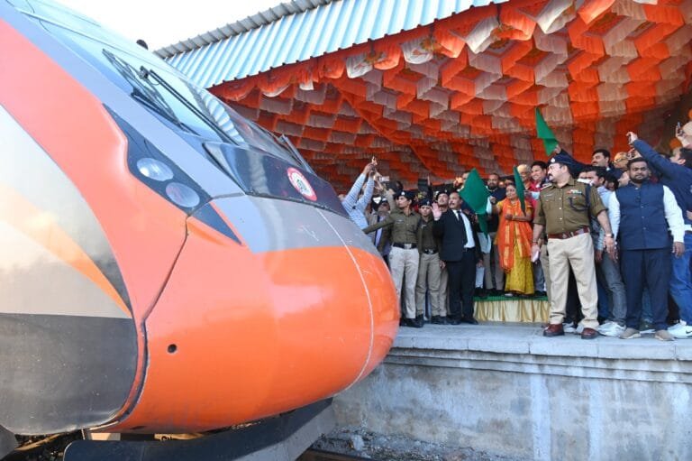 लखनऊ-देहरादून वंदे भारत ट्रेन के नजीबाबाद में ठहरने का किया स्वागत: ऋतु खण्डूडी भूषण…………
