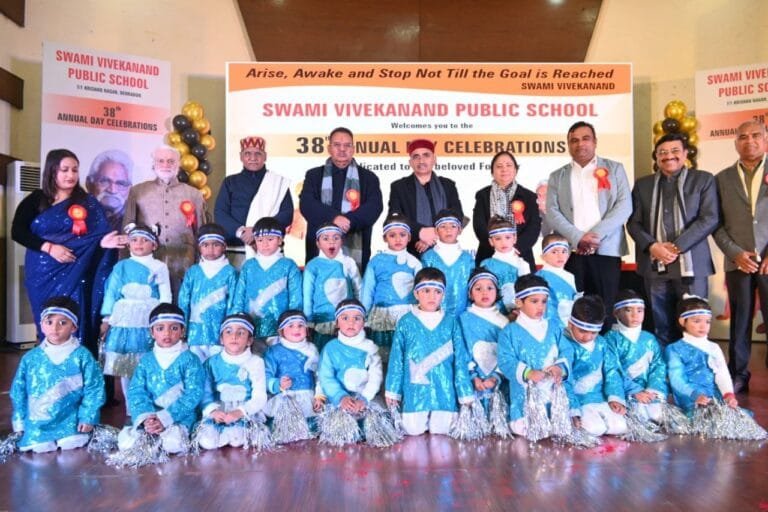 स्वामी विवेकानन्द पब्लिक स्कूल के 38वें वार्षिकोत्सव कार्यक्रम में बतौर मुख्य अतिथि प्रतिभाग करते कैबिनेट मंत्री गणेश जोशी……………..