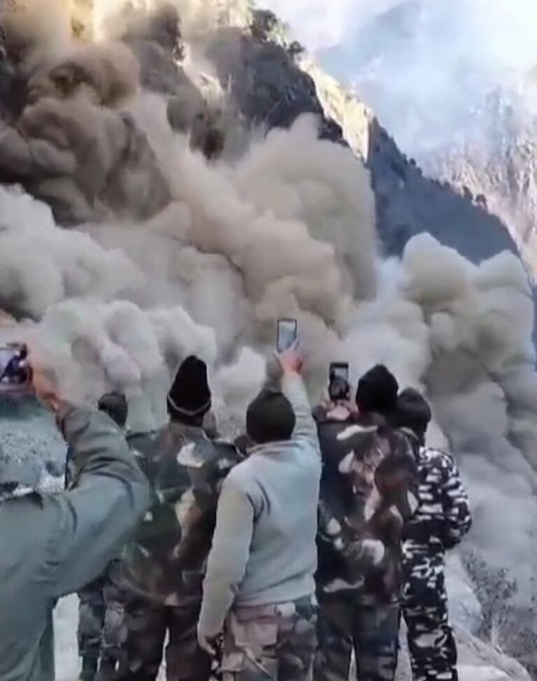 पिथौरागढ़ के तवाघाट क्षेत्र में नेशनल हाईवे पर हुए भारी भूस्खलन के चलते आवागमन बाधित, देखिए वीडियो………….