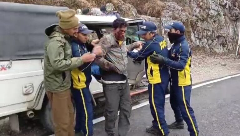 चकराता के लोखंडी के पास पर्यटकों की कार दुर्घटनाग्रस्त, SDRF ने 5 लोगों का किया रेस्क्यू, उपचार के दौरान एक की मौत…………………
