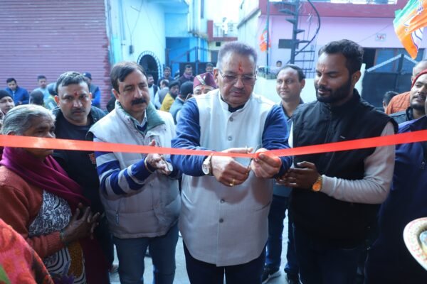 आर्यनगर, दून विहार, विजयपुर एवं राजपुर वार्ड से भाजपा प्रत्याशियों के चुनाव कार्यालयों का शुभारम्भ करते कैबिनेट मंत्री गणेश जोशी……………