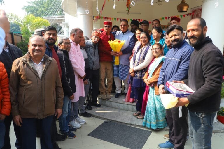 विजयी पार्षदों एवं पार्टी कार्यकर्ताओं को बधाई देते कैबिनेट मंत्री गणेश जोशी…………………