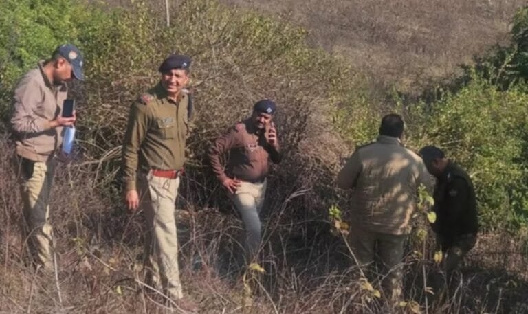 यहां झाड़ियों में महिला की लाश मिलने से मचा हड़कंप, देहरादून से फॉरेसिंक टीम रवाना……………