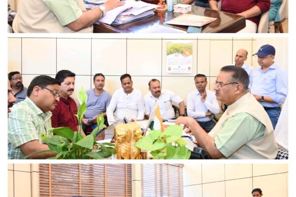सिंचाई विभाग के अधिकारियों के साथ मसूरी विधानसभा क्षेत्र में चल रहे विकास कार्यों की प्रगति समीक्षा करते कैबिनेट मंत्री गणेश जोशी……………….