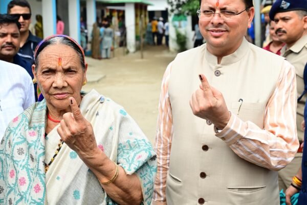 मुख्यमंत्री के साथ उनकी माताजी बिशना देवी ने भी मतदान किया……………..