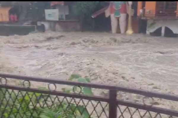 देहरादून में भारी बारिश का अलर्ट, टपकेश्वर में तमसा नदी उफान पर देखिए वीडियो………