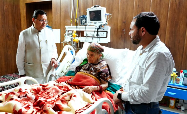 मुख्यमंत्री पुष्कर सिंह धामी ने देर रात्रि दून अस्पताल पहुंच कर कैबिनेट मंत्री धन सिंह रावत की माता जी के स्वास्थ्य का हाल जाना………….