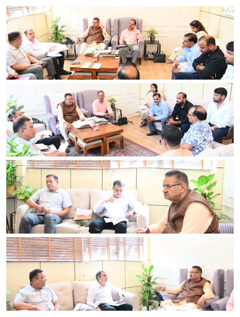 लोक निर्माण विभाग के अधिकारियों के साथ मसूरी विधानसभा क्षेत्र की सड़कों से सम्बंधित विकास कार्यो की समीक्षा करते कैबिनेट मंत्री गणेश जोशी……….
